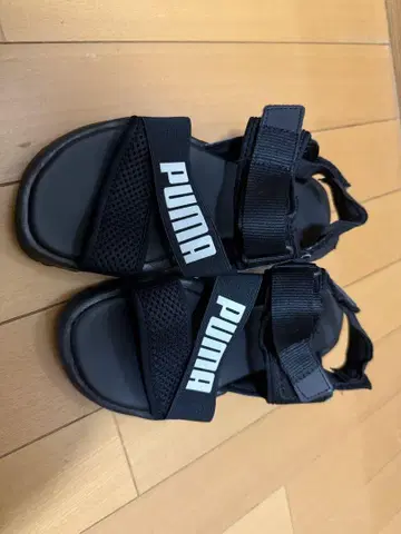 PUMA 블랙 스트랩 샌들