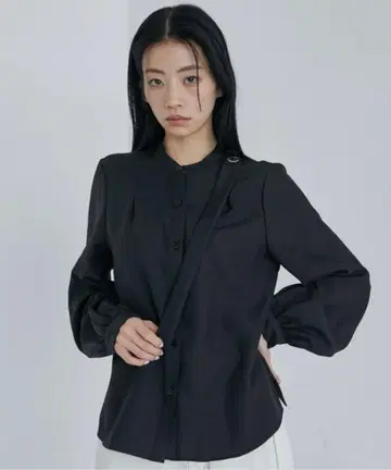 유나이티드 도쿄 숄더 버튼 블라우스