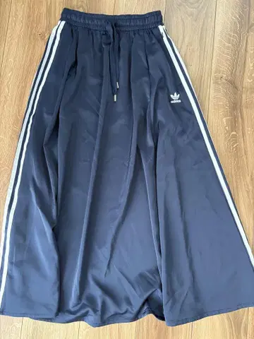 adidas 네이비 플레어 스커트 S 사이즈