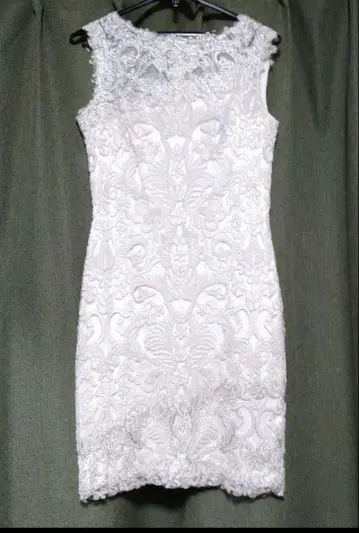 TADASHI SHOJI 자수 장식 화이트 타이트 드레스 사이즈 2