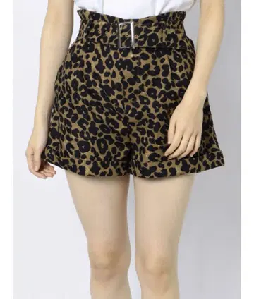 레오파드 무늬 벨트 포함 숏팬츠 큐롯