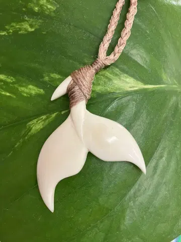 본 카빙 고래 꼬리 목걸이