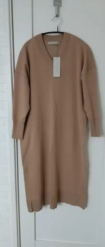 UNFILO 앙피로 베이지 V넥 니트 원피스
