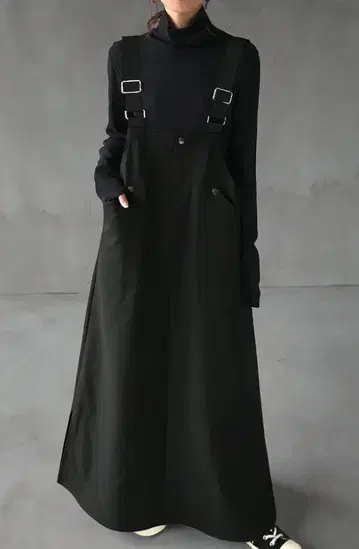 블랙 롱 원피스 서스펜더 포함 카고 스타일 봄 코디에