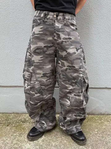 카모 패턴 와이드 핏 카고 팬츠