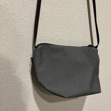 에르베 셰리에 숄더백 그레이