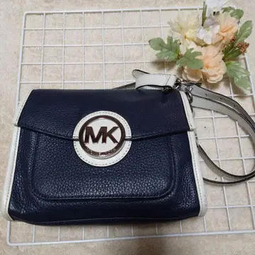 MICHAELKORS 네이비 x 화이트 로고 플랩 숄더백.