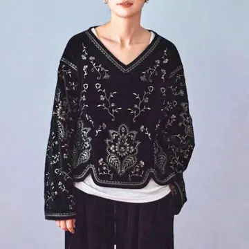 새상품 Freada 프리다 벨로아 자수 V넥 풀오버 블랙 완판템