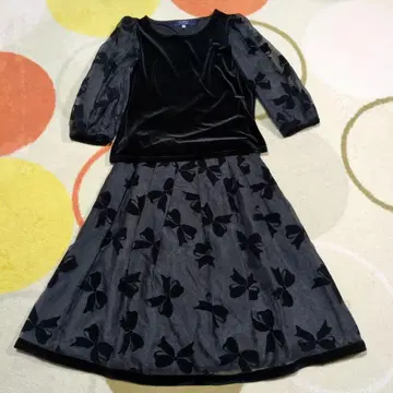 M'S GRACY 리본 무늬 티셔츠와 스커트 셋업 40 사이즈