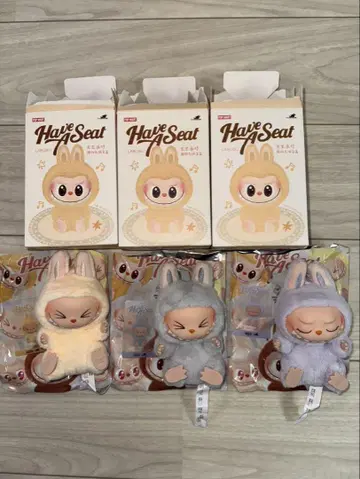 앉아있는 러브브 3체 세트