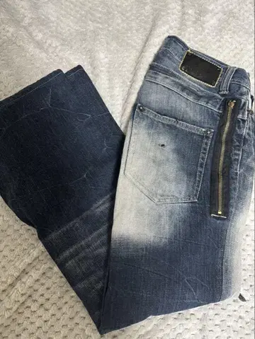 사이드 지퍼 달린 데님 팬츠