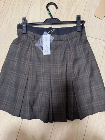 브라운 계열 체크 플리츠 스커트