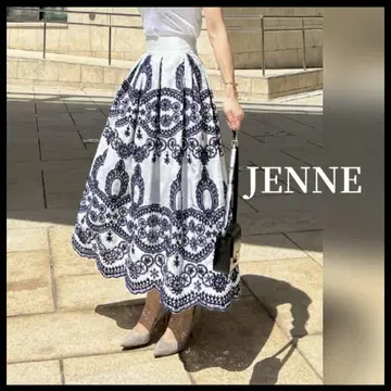 JENNE 총 자수 BOX 턱 스커트 네이비