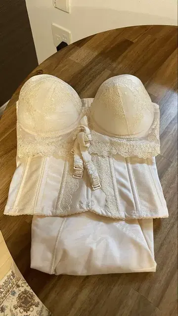 FOUR SIS & CO. 브라이덜 이너 E70 포시스