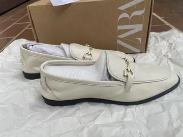 미착용 새상품 ZARA 아이보리 가죽 로퍼 골드 체인 사이즈 37