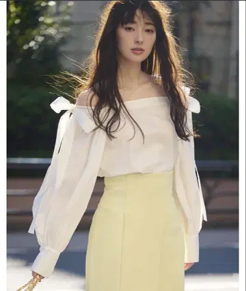 프레이 아이디 오프숄더 화이트 셔츠 벌룬 슬리브