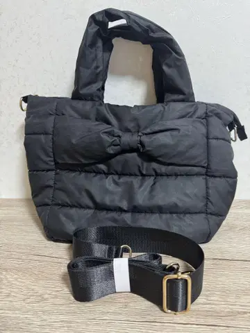 인기 스테디셀러 복슬복슬 리본 포함 블랙 숄더백 스트랩은 새상품