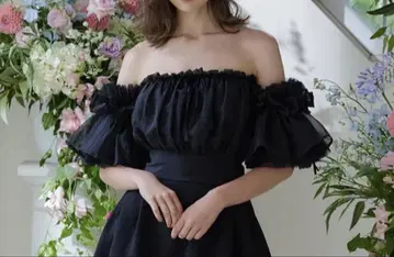 Riu 리우 R짱 프릴 오프숄더 블랙 상의