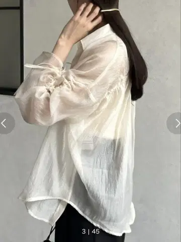 Thevon. 라메 와셔 소매 셔링 시어 셔츠