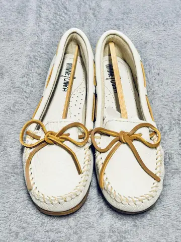 [ 새상품 ] MINNETONKA 모카신 화이트 x 베이지