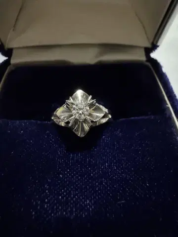 다이아와 플라티나 900의 꽃과 같은 반지