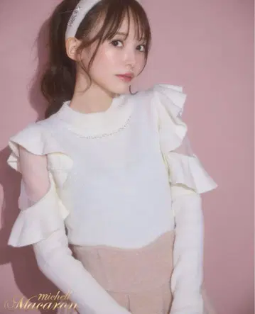 미셸 마카롱 펄 프릴 니트탑 화이트