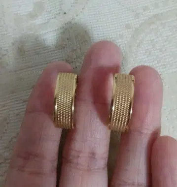 골드 컬러 귀찌