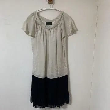 아이보리/블랙 플리츠 원피스