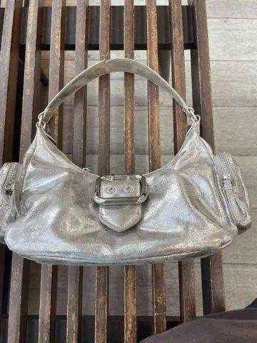 MOUSSY 메탈릭 실버 숄더백