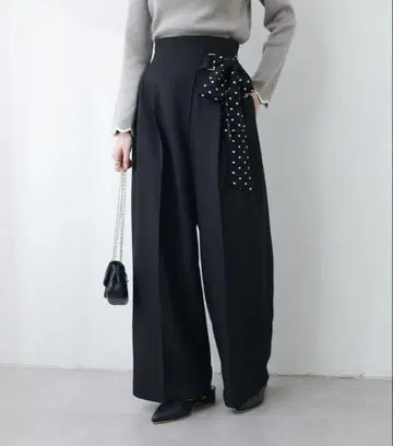 새상품 내추럴 꾸뛰르 허리 리본 턱 팬츠 M 블랙