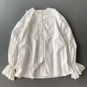 요리 yori 스캘럽 컷워크 블라우스 노카라 개더 긴팔