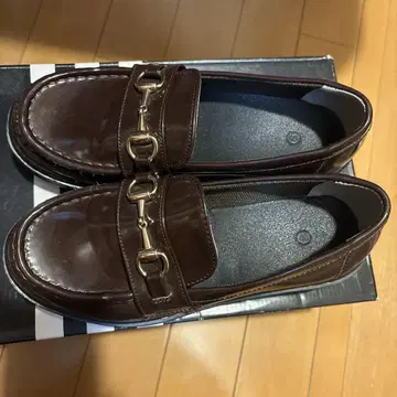 브라운 금장 장식 로퍼