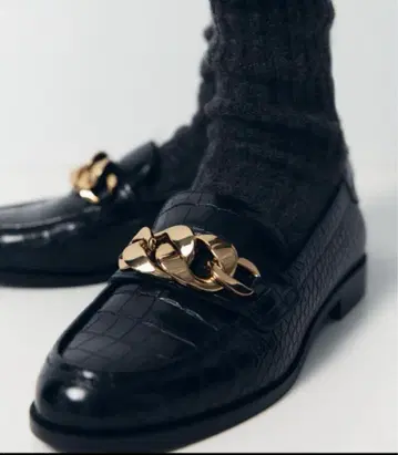 ZARA 체인 부착 리프 가공 모카신 37