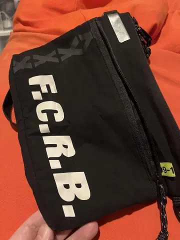 F.C.R.B. 블랙 숄더백 F