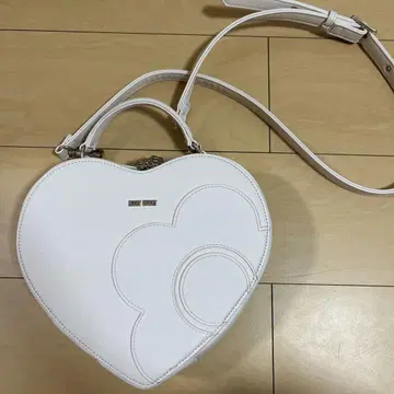 하트형 화이트 숄더백