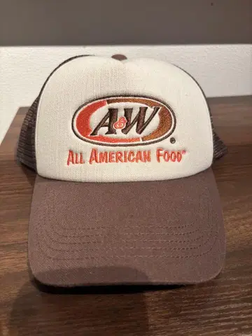 A&W 로고 자수 트래커 캡
