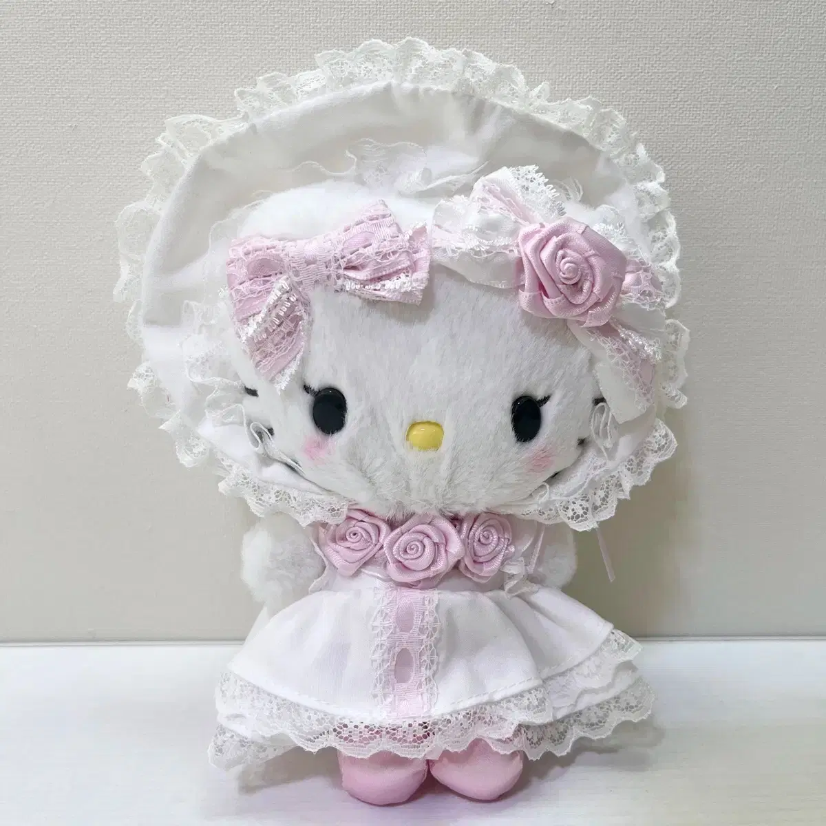 Sanrio White Frill Series Hello Kitty Mascot Keyring