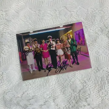 GENIC 사인 포함 사진