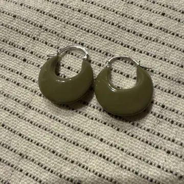 MODERN WEAVING 올리브 그린 후프 귀걸이