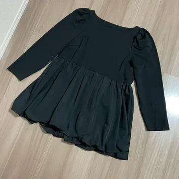 [ 새상품급 ] 엠도트 em. 페플럼 상의 프릴 벌룬 블랙 F