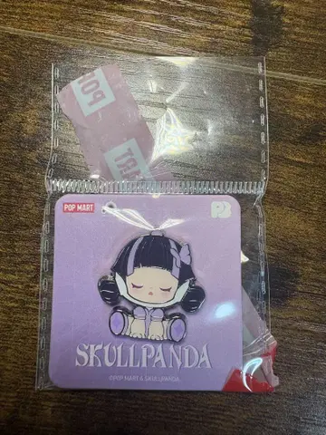 POP MART SKULLPANDA 핀 배지