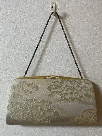 골드 컬러 꽃무늬 클러치백