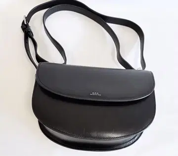 A.P.C GENEVE 하프문 백