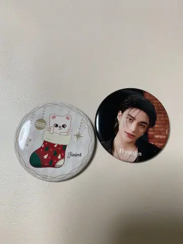 Jiniret와 Hyunjin 배지 세트