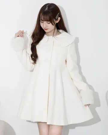 pium 비쥬 카라 Dolly 플레어 코트 화이트