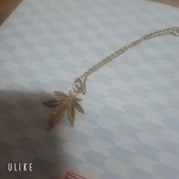 골드 잎사귀 모양 목걸이 브랜드 아발란체입니다