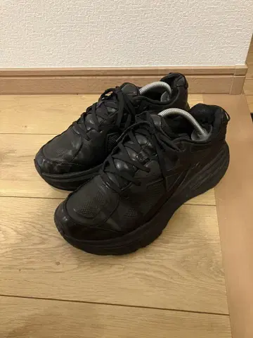 HOKA ONE ONE 블랙 가죽 스니커즈 US9 2E 레어 사이즈