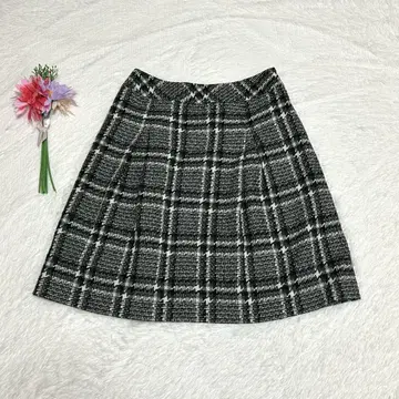 새상품급 레리안 턱 플레어 스커트 11 체크 울 자수 그레이 계열
