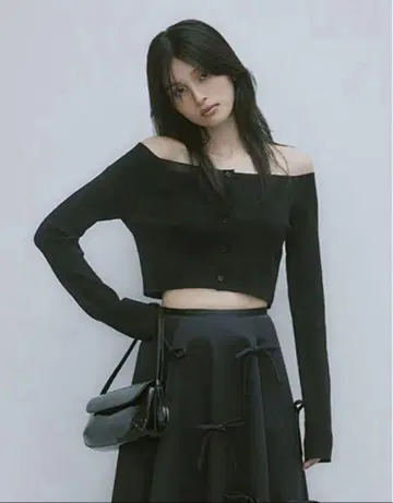 세미 오프숄더 울트라 크롭 가디건