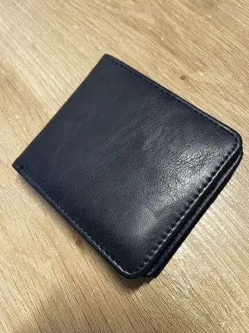 네이비 가죽 이단 접이식 지갑